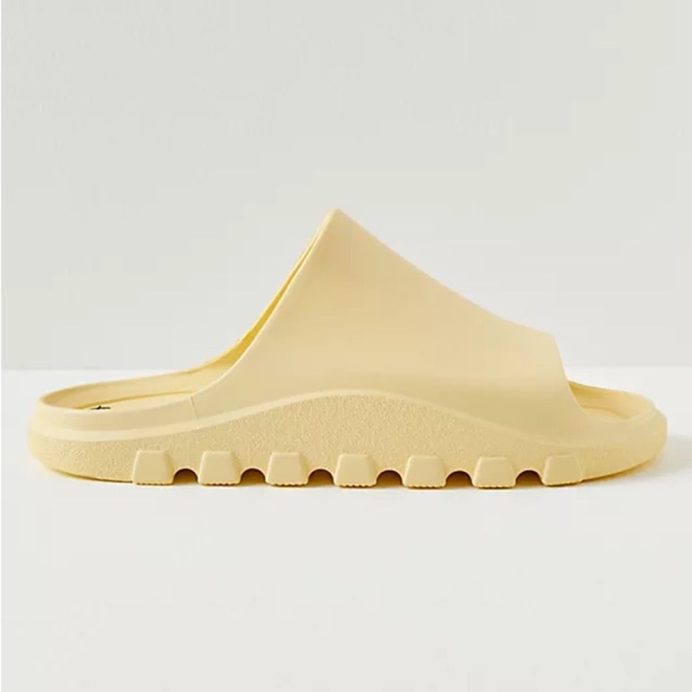 Free People Halftime slides. Size 39/40.